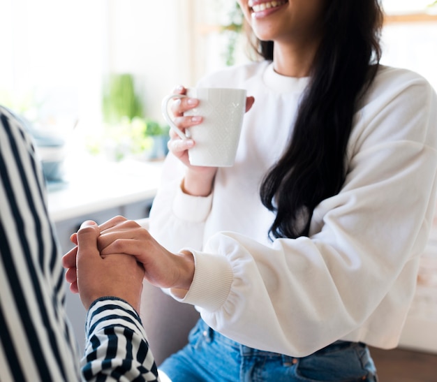 Mujer irreconocible tomados de la mano con su novio