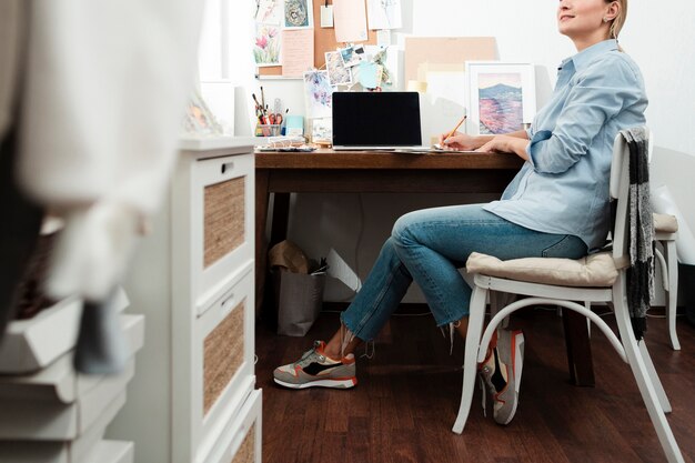 Mujer irreconocible trabajando en el escritorio