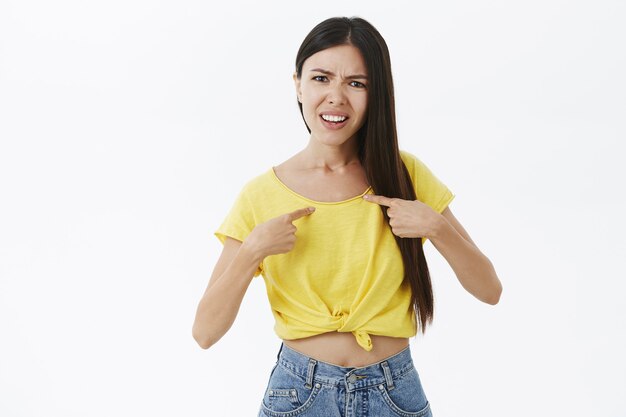 Mujer irritada e indignada