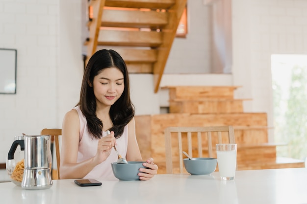 Mujer japonesa asiática desayuna en casa