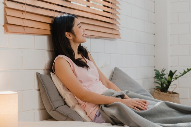 La mujer japonesa asiática se despierta en casa.