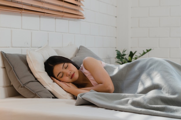 La mujer japonesa asiática duerme en casa.