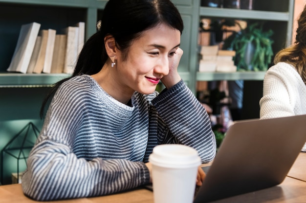 Mujer japonesa en un café con sus amigas.