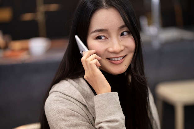 Mujer japonesa hablando por su teléfono inteligente