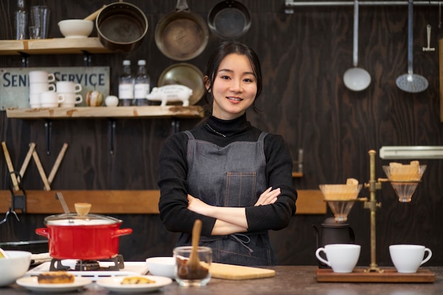 mujer japonesa posando en un restaurante