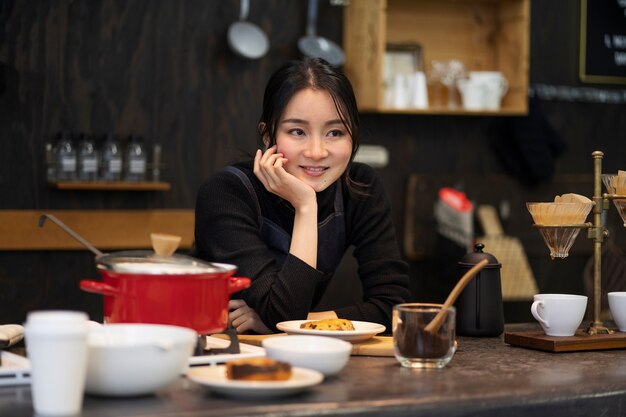 mujer japonesa posando en un restaurante