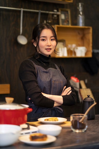 mujer japonesa posando en un restaurante