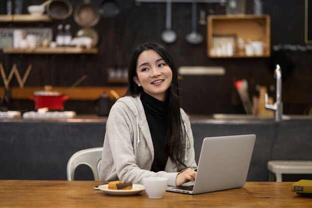 mujer japonesa posando en un restaurante