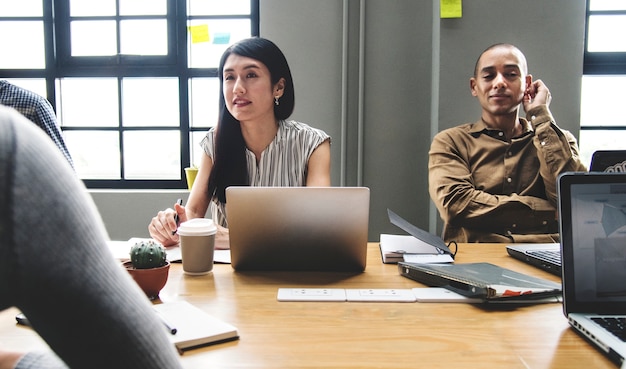 Foto gratuita mujer japonesa en una reunión de negocios