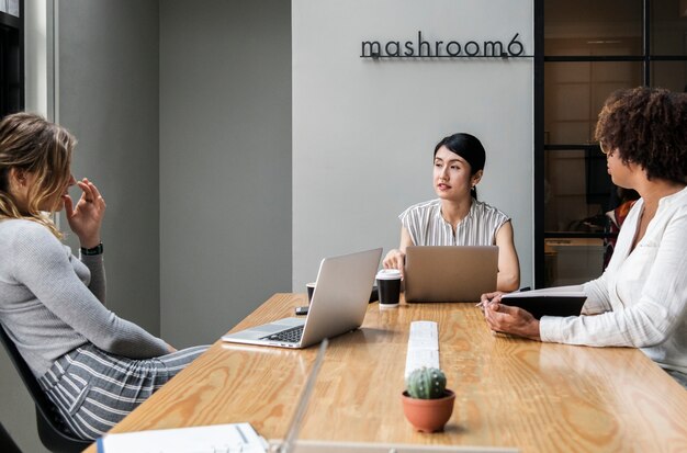 Mujer japonesa en una reunión de negocios