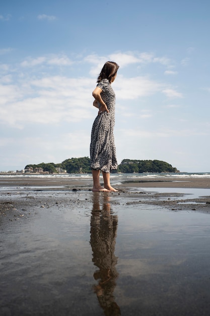 Foto gratuita mujer japonesa de tiro completo fuera