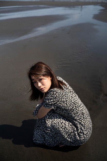 Mujer japonesa de tiro completo en la playa