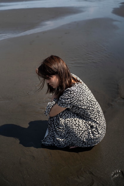 Mujer japonesa de tiro completo en la playa