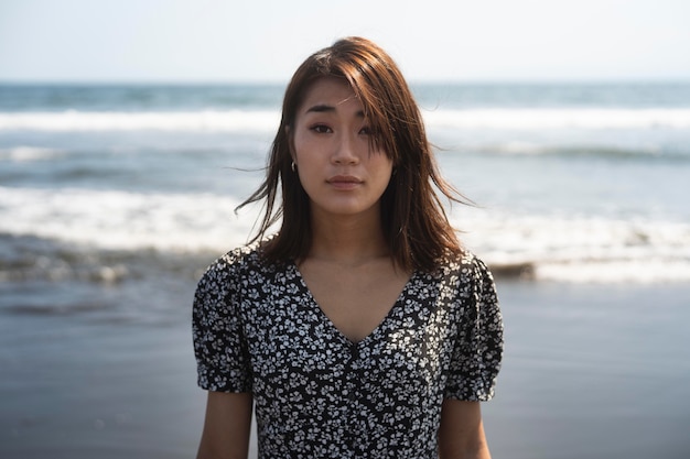 Mujer japonesa de tiro medio en la playa