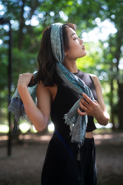 Mujer japonesa de tiro medio con tela