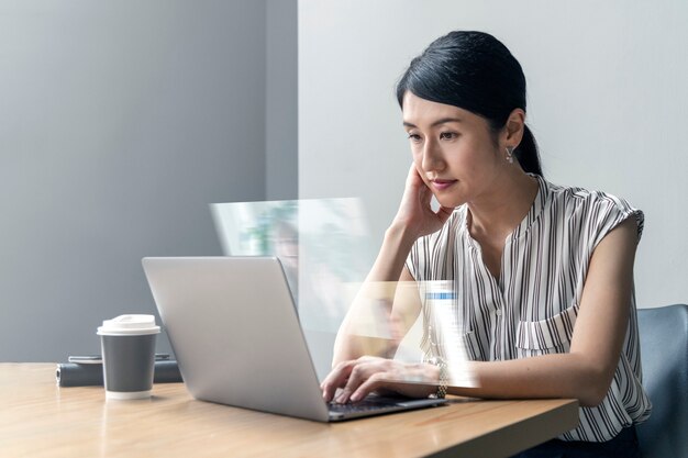 Mujer japonesa trabajando desde casa en una nueva vida normal