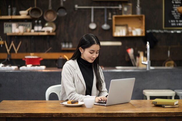 mujer japonesa trabajando en un restaurante