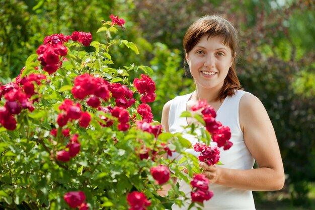 Mujer jardinera en rosas