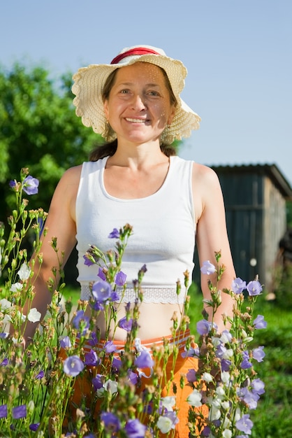 Mujer jardinero con bellflower