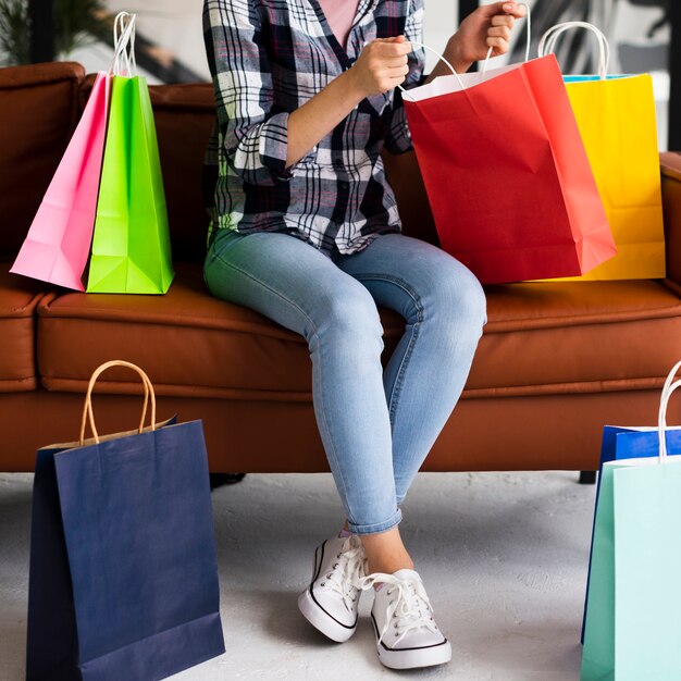 Mujer en jeans mirando dentro de la bolsa