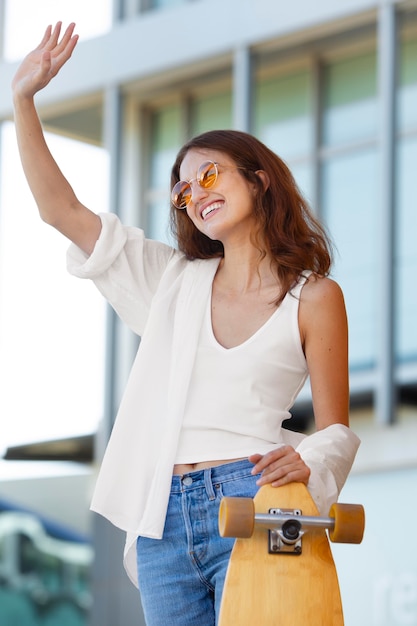 Foto gratuita mujer de jengibre en un entorno urbano limpio