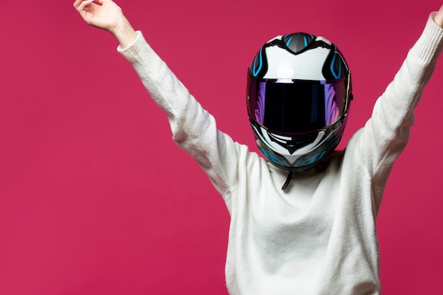 Foto gratuita mujer en jersey blanco con casco de moto