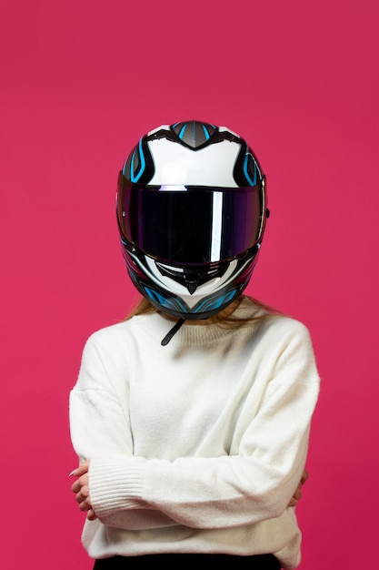 Mujer en jersey blanco con casco de moto