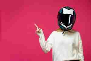 Foto gratuita mujer en jersey blanco con casco de moto