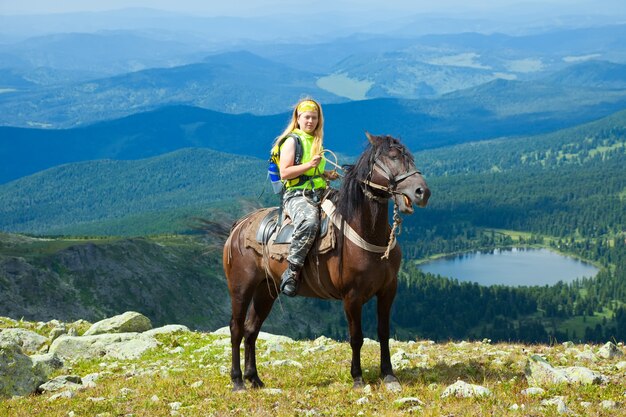 Mujer jinete a caballo