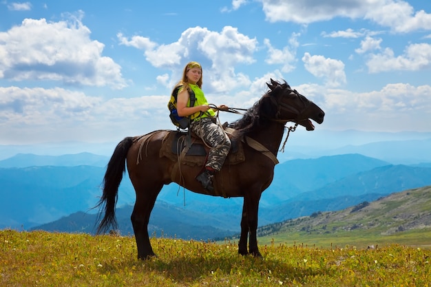 Mujer jinete a caballo