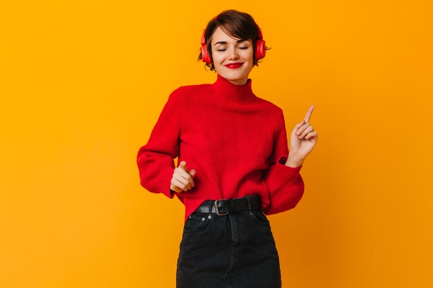 Mujer Jocund escuchando canción favorita