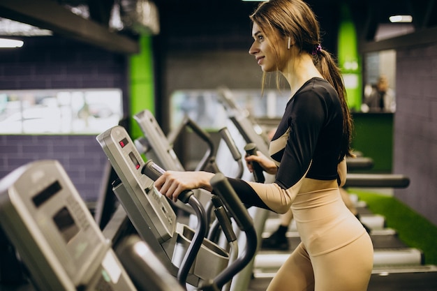 Mujer, jogging, en, pista de atletismo