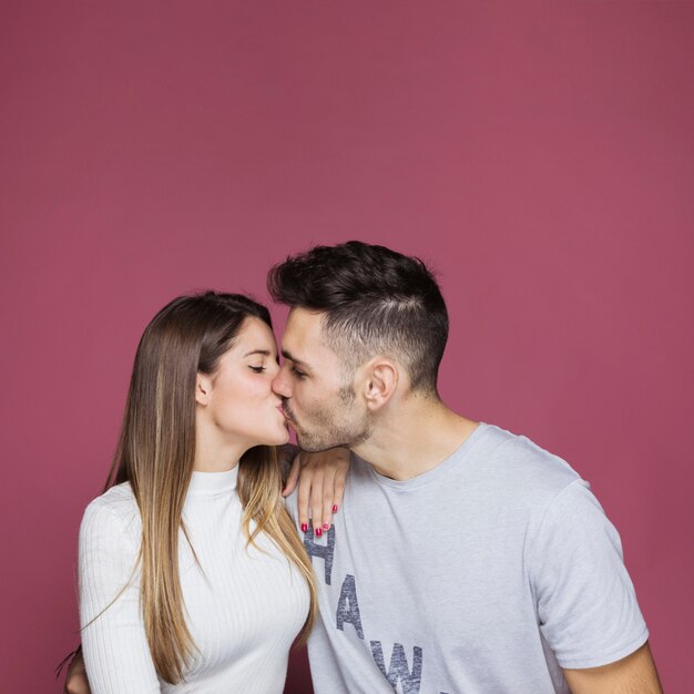 Mujer joven abrazando y besando con el hombre