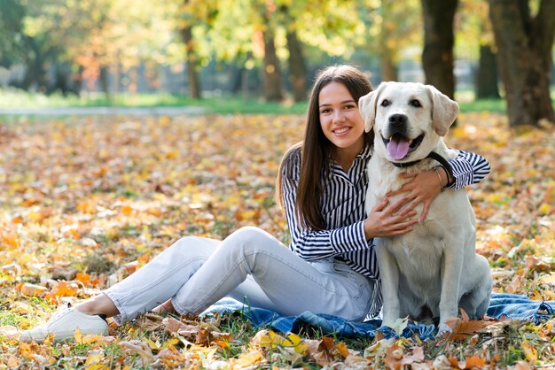 Mujer joven abrazando a su perro