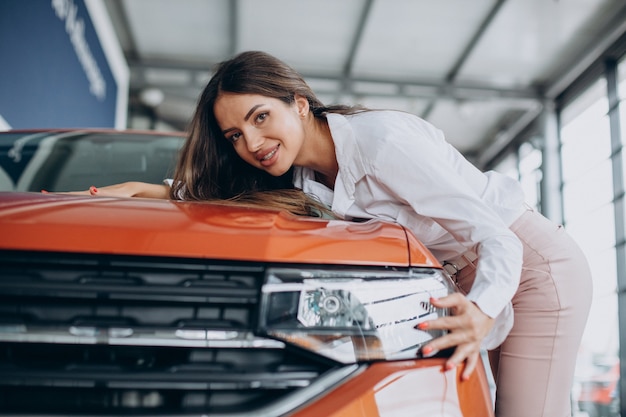 Mujer joven, abrazar, ella, coche nuevo