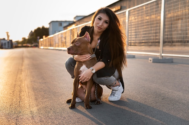 Mujer joven, abrazar, ella, pitbull