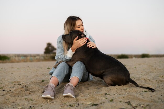 Mujer joven, abrazar, ella, pitbull