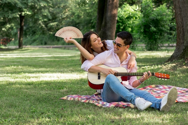 Mujer joven, abrazar, un, hombre