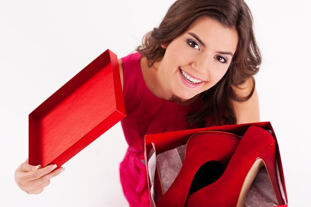 Mujer joven abriendo una caja de zapatos
