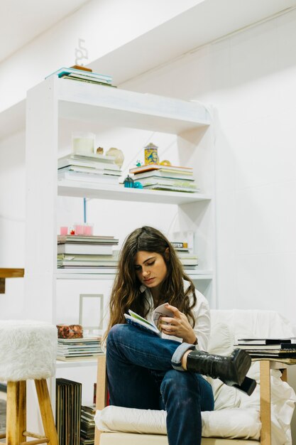 Mujer joven abriendo sketchbook