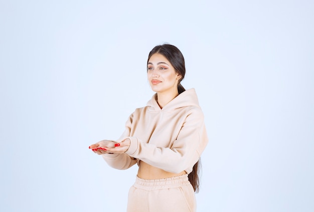 Mujer joven abriendo sus manos, pidiendo u ofreciendo algo