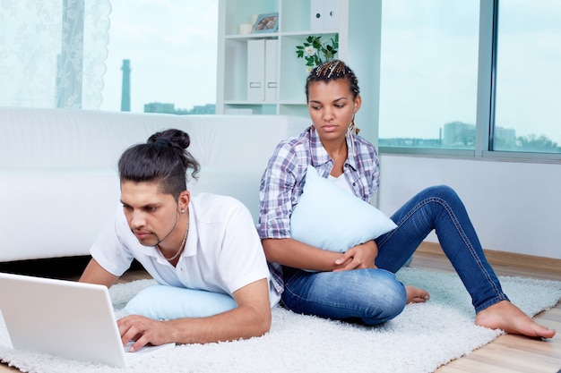 Mujer joven aburrida en casa