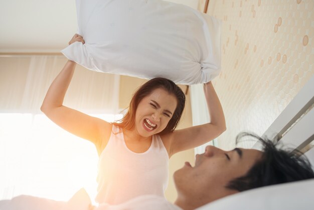 Mujer joven aburrida con su novio roncando