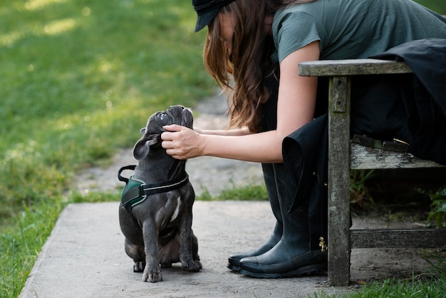 Mujer joven acariciando a un perro mientras viaja