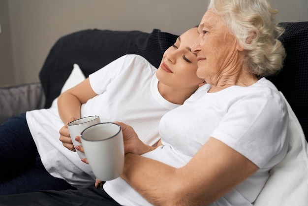 mujer joven, acostado, en, hombro, de, abuela