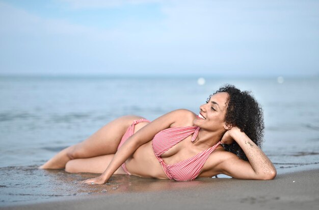 mujer joven, acostado, en, un, playa