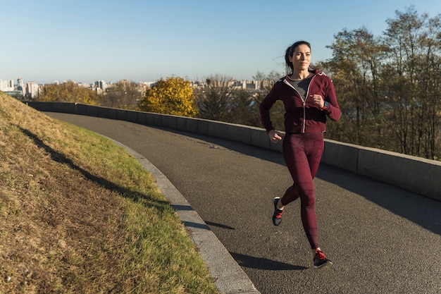 Mujer joven activa corriendo