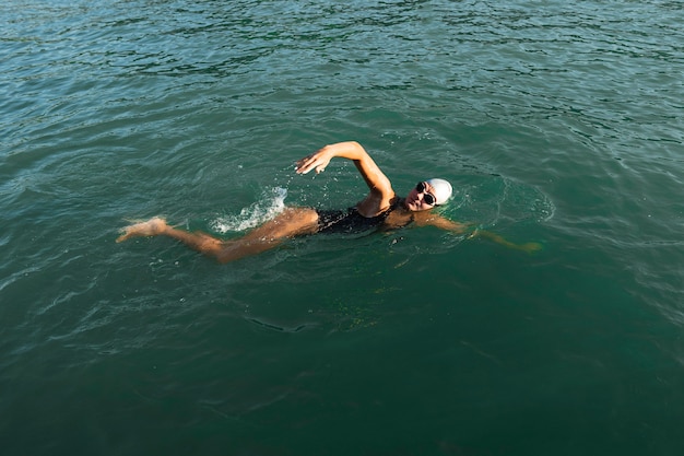 Mujer joven activa disfrutando de la natación