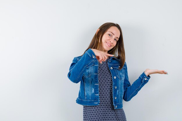 mujer joven, actuación, el, derecho, con, ella, dedos, y, manos, blanco, plano de fondo