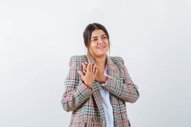 mujer joven, actuación, ella, chaqueta, blanco, plano de fondo